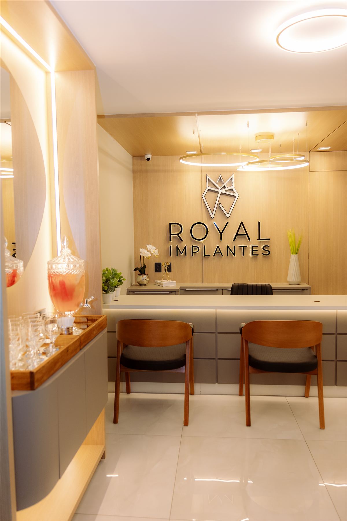 Recepção de clínica odontológica com balcão e luminárias circulares