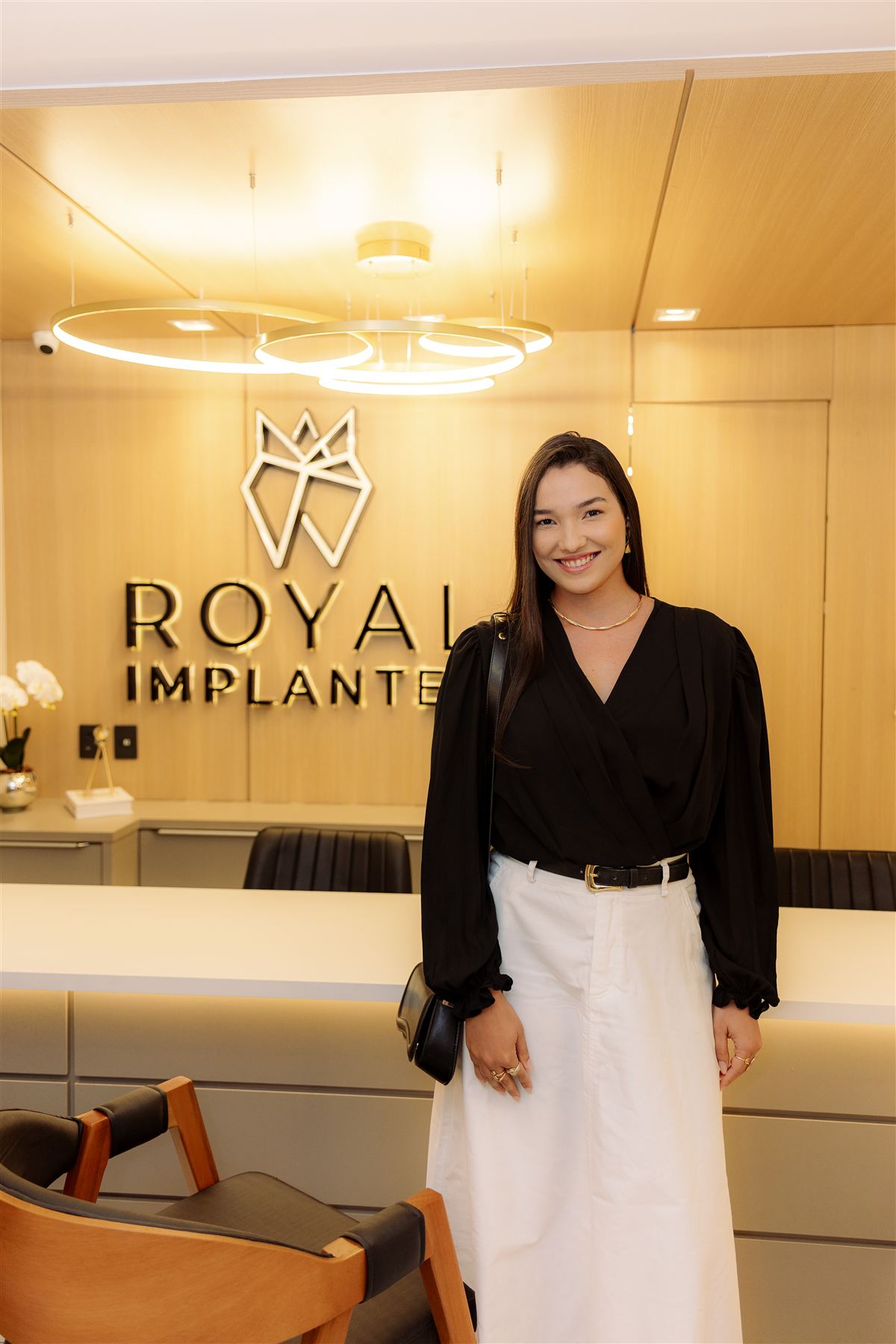 Gabriela Soares na recepção da clínica Royal Implantes