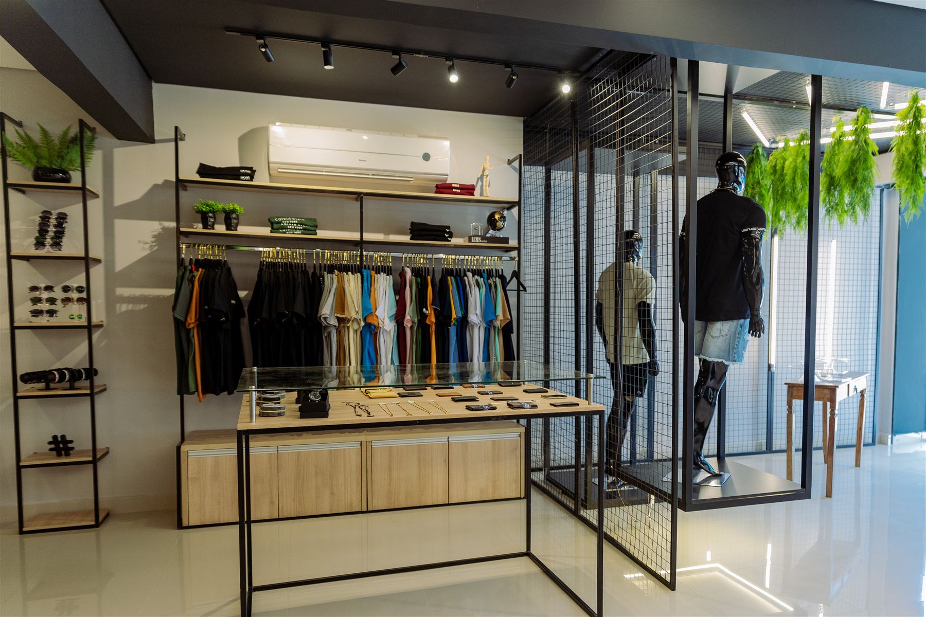 Loja Elegance Outlet com araras, prateleiras e vitrine de acessórios