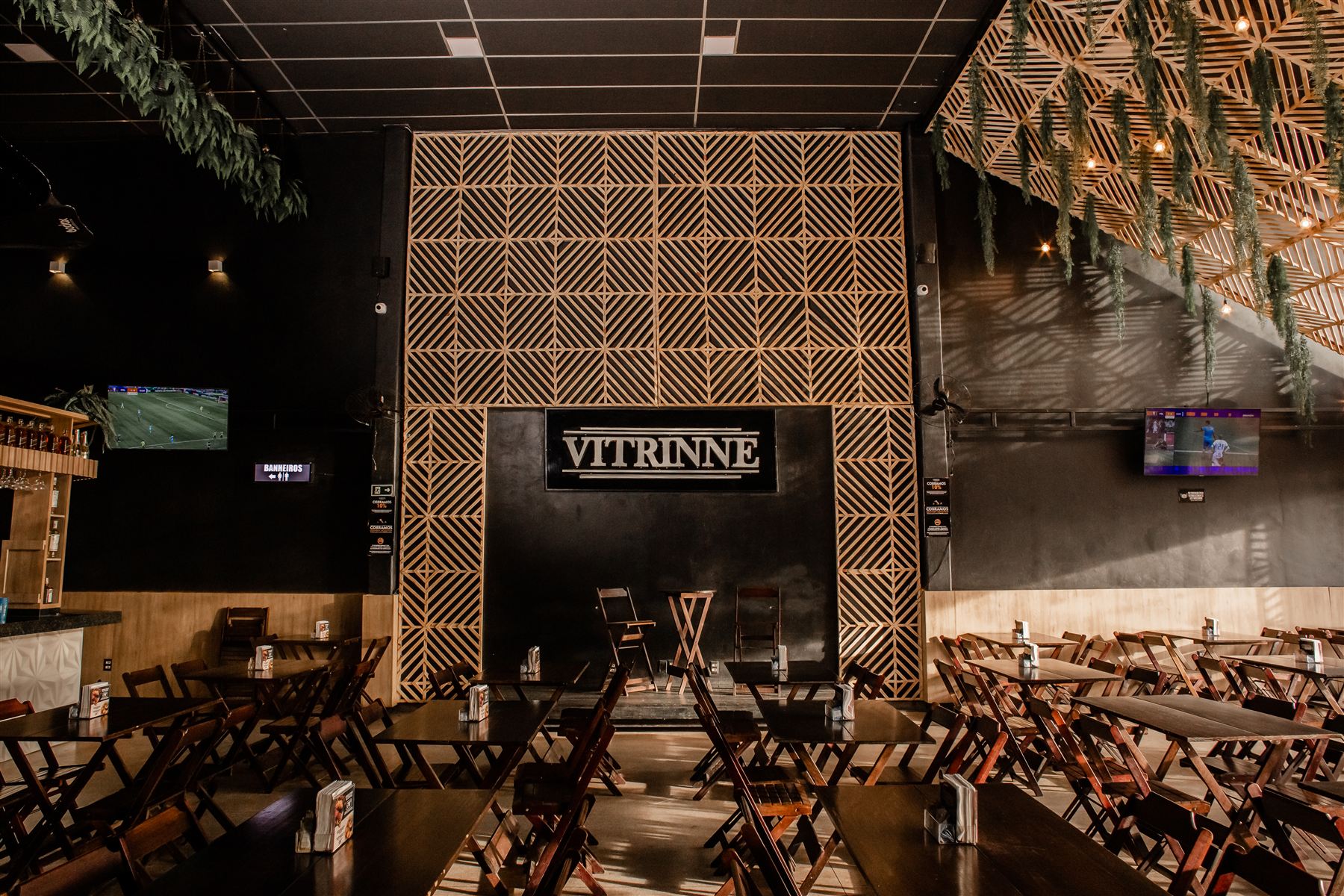 Restaurante Vitrinne com letreiro luminoso ao fundo