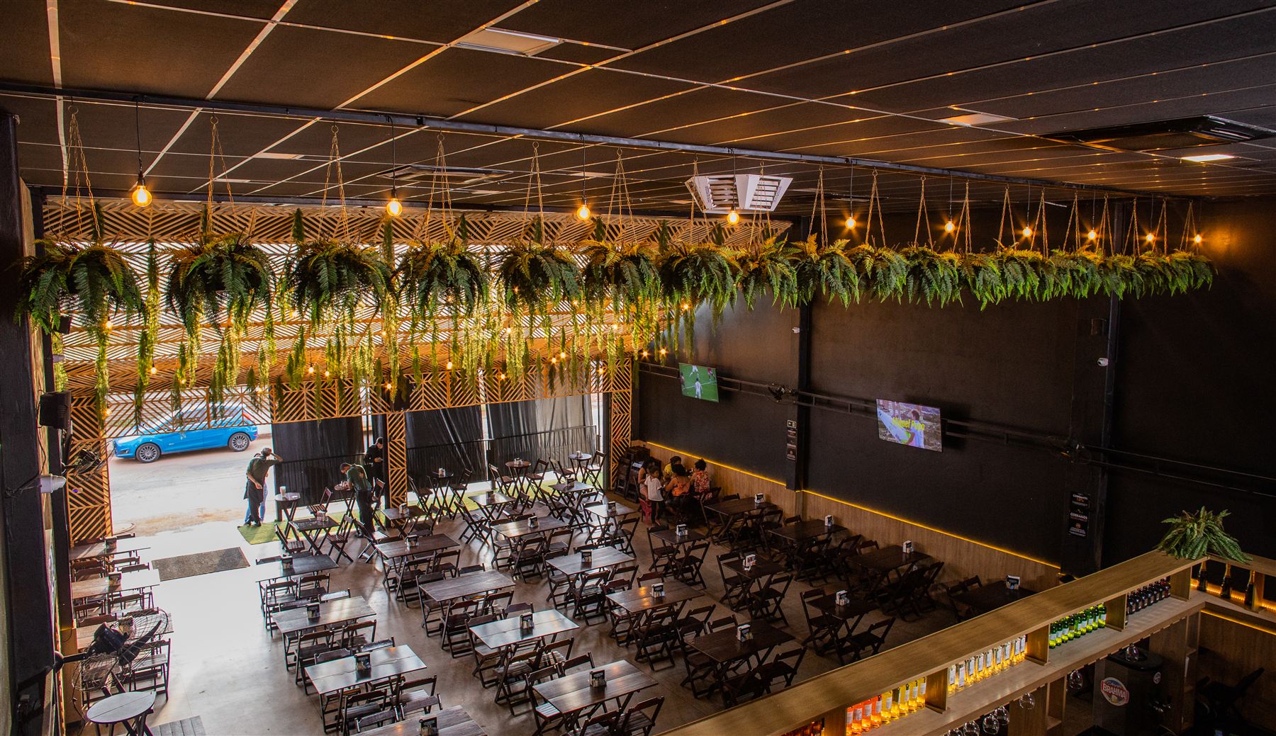 Restaurante Vitrinne com mesas e cadeiras, vista ampla