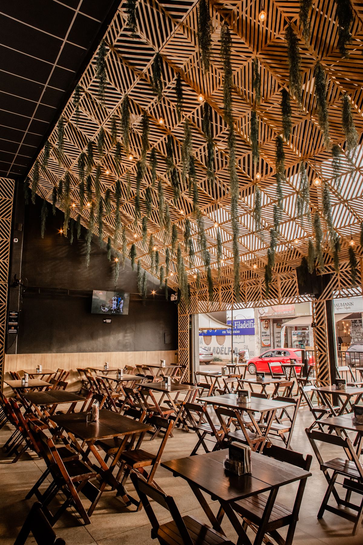 Restaurante Vitrinne com teto decorado por luminárias penduradas, ambiente noturno