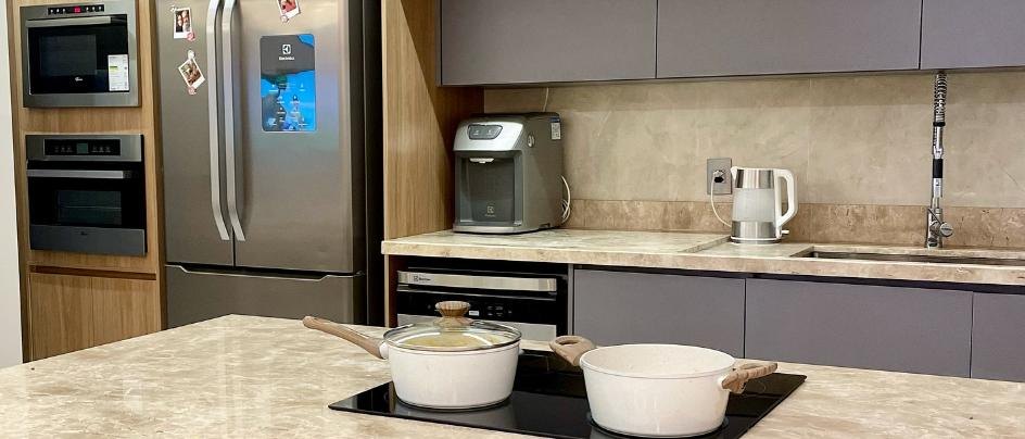 Cozinha planejada com bancada em mármore e marcenaria cinza