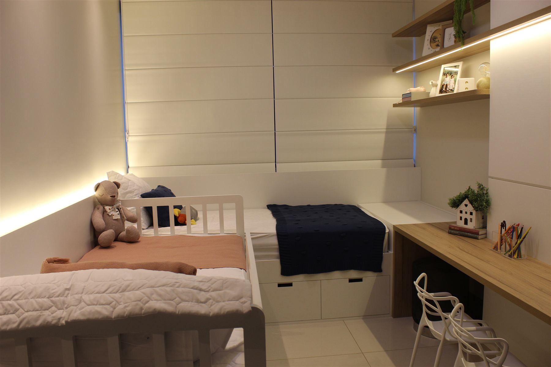Quarto infantil com cama e ursinho de pelúcia