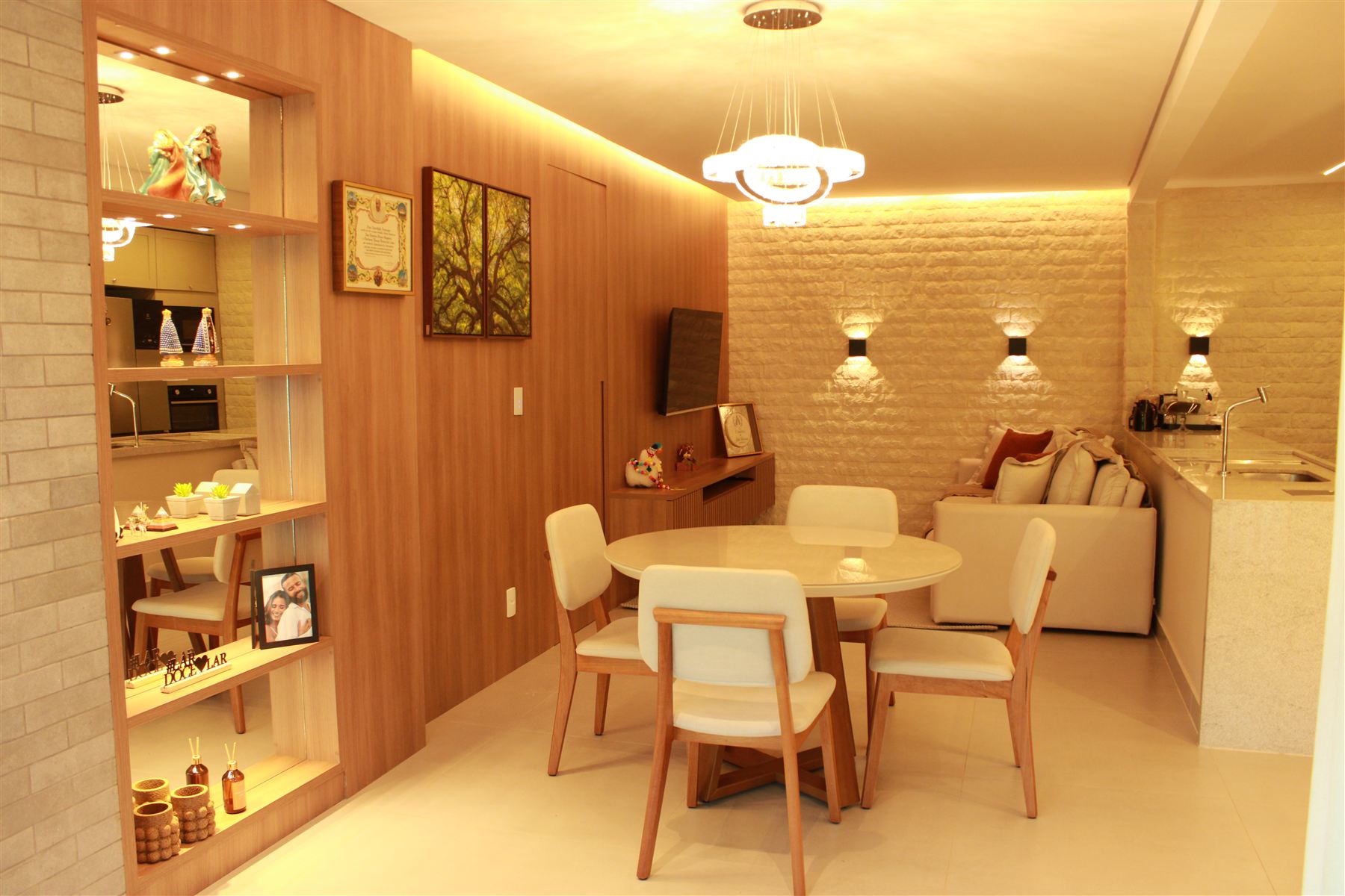Sala de jantar integrada à cozinha com parede de pedra