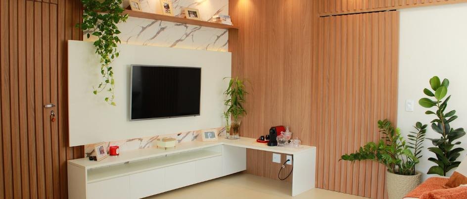 Sala de estar com painel ripado de madeira e nicho em mármore